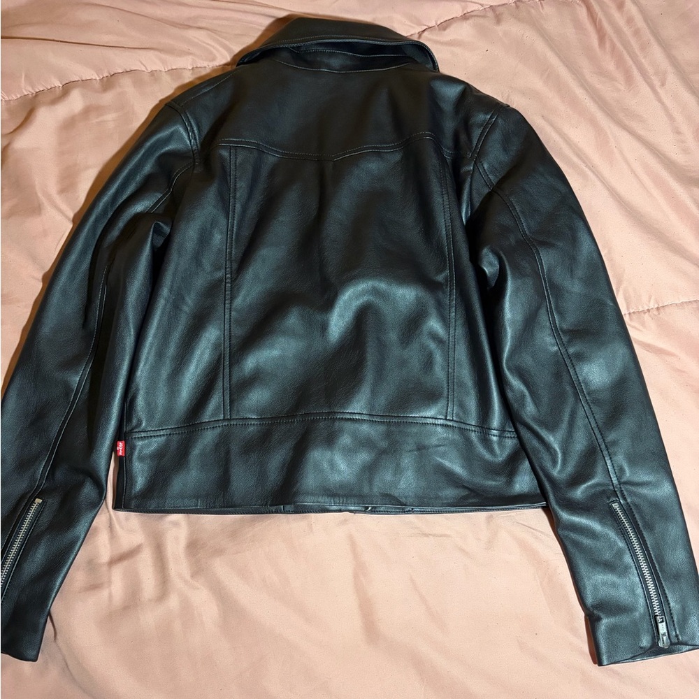 Chic Black Leather Jacket - image 2